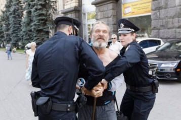  - tn1_pravo_i_poryadok_primenenie_sili_spetssredstv_orugiya_novimi_politseyskimi_56bf88b3d3122.jpg