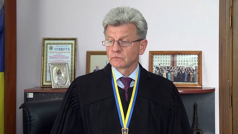 Суддя із Коломиї Володимир Пʼятковський, якого судили за хабар, визнав вину і намагався укласти угоду