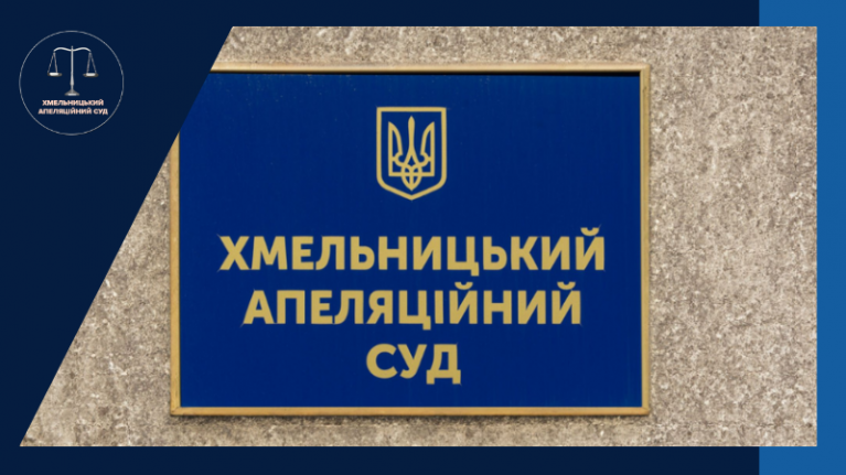 Через сильний вітер сміттєвий контейнер пошкодив припарковане авто: хто відшкодує збитки? 