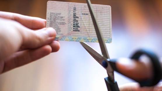 Обов'язкова обізнаності водія про наявність чинного тимчасового обмеження його у праві керування, а не лише постанова виконавця у матеріалах