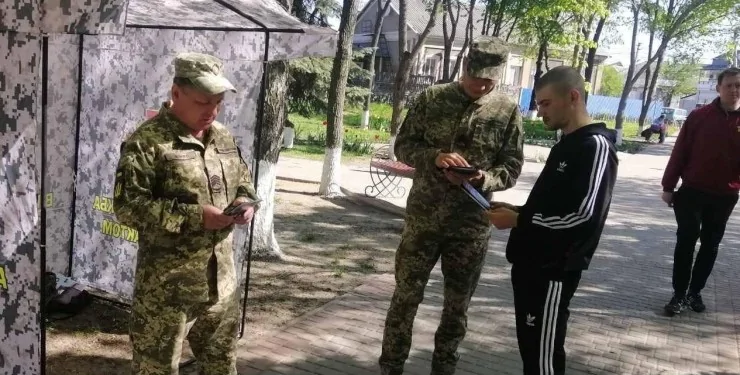 Затримують навіть після оновлення даних: коли чоловіків можуть з вулиці доставити до ТЦК - 98d6a5167d86d520905838b1450a6ff0.webp