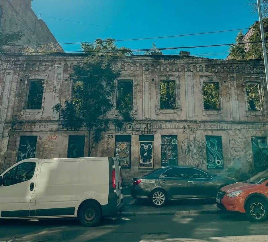 У Києві на Подолі по вулиці Ярославській, 8 розслідується заволодіння зруйнованою історичною садибою 