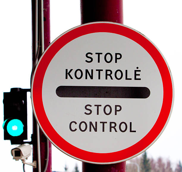 Виїзд за кордон до 22 років: чи можуть чоловіки-\