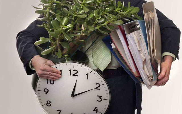 Для призупинення трудового договору роботодавцю потрібно довести неможливість забезпечити працівника роботою, а не лише факт війни ВС ( справа  № 203/5640/23)