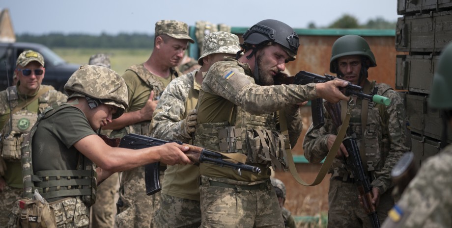 Повістки безробітним і тим, хто працює в чорну. Навіщо набирати до ЗСУ за принципом сплати податків