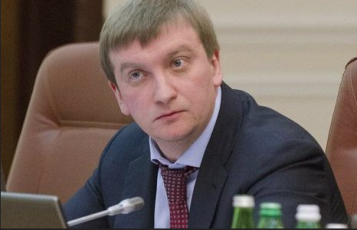 Міністр юстиції Петренко знає спосіб звільнити одразу 800 суддів - tn1_0_43045800_1463785662_573f98be691bf.png