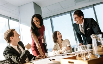 Молодые сотрудники юрфирм мечтают перейти в корпоративные юристы - tn1_molodie_sotrudniki_yurfirm_mechtayut_pereyti_v_korporativnie_yuristi_5cab28d7a5503.jpg