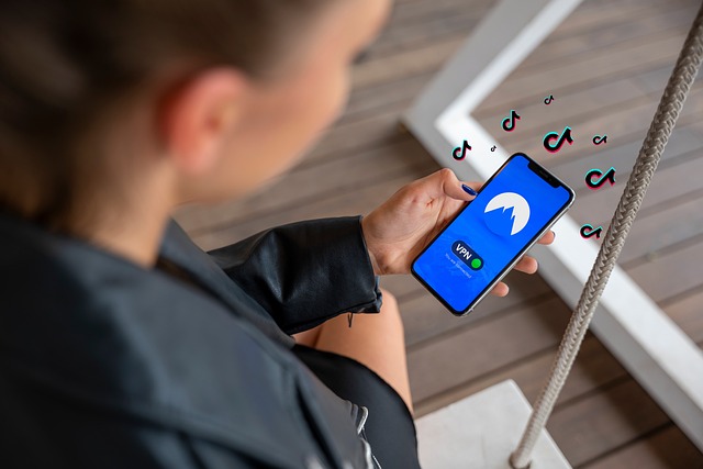 Мати понесла адміністративну відповідальність за викладене донькою в Тік-ток відео, під російську музику з нецензурною лайкою. (Суд №446/2970/25 від 09.01.2025 р.)