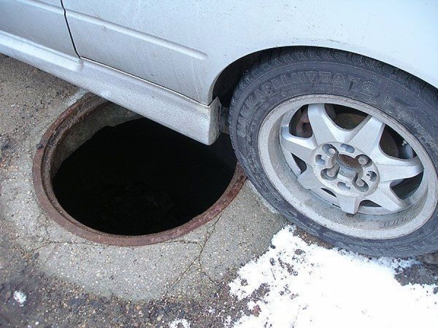 - pri_naizdi_na_vidkritiy_lyuk_kanalizatsii_5dcda554823f8.jpg